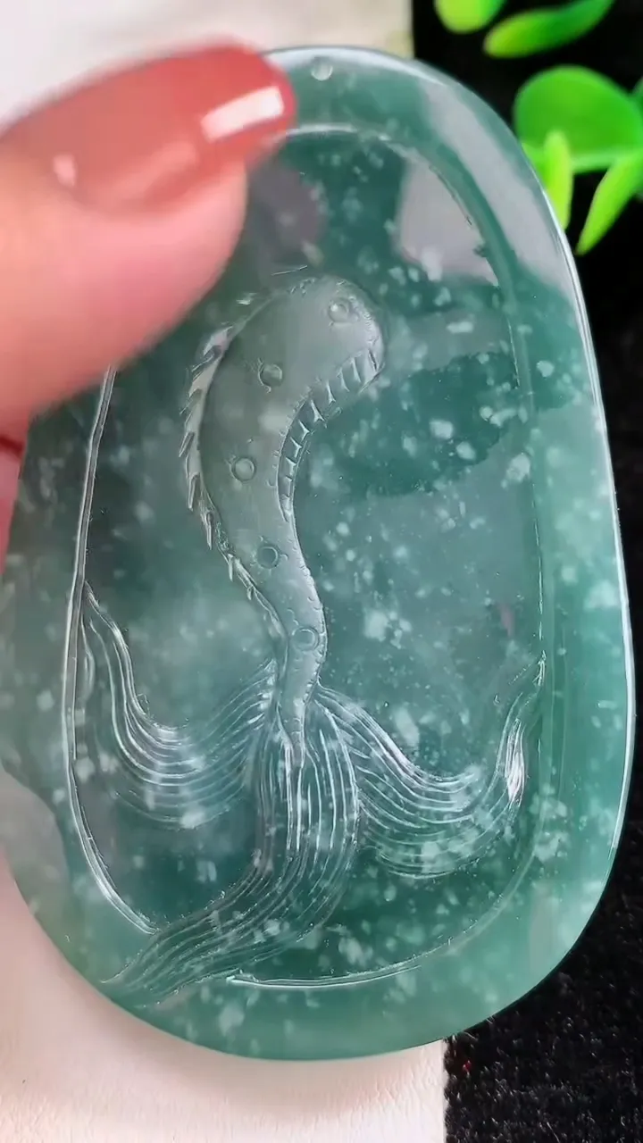 天然A货翡翠龙牌吊坠，尺寸75-48-12，重:68.50g
12月17日