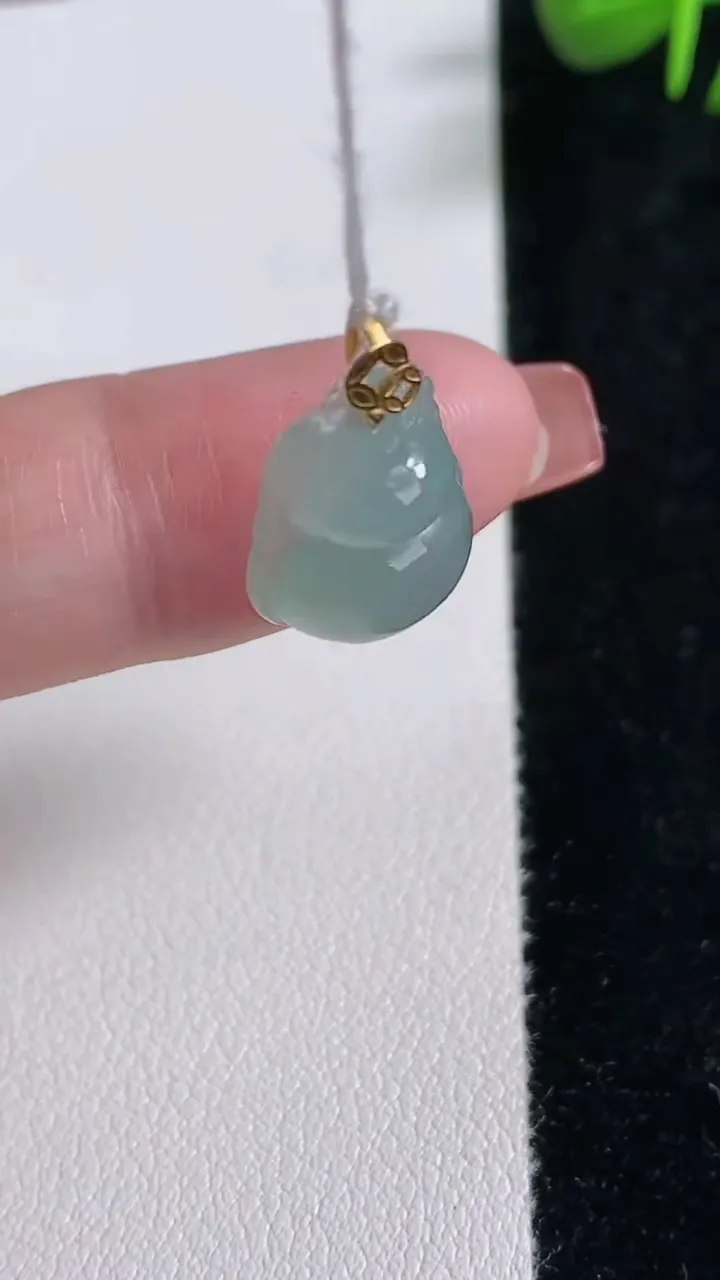 天然A货翡翠葫芦吊坠，尺寸15-12.3-6.2，重量:1.94g
12月17日