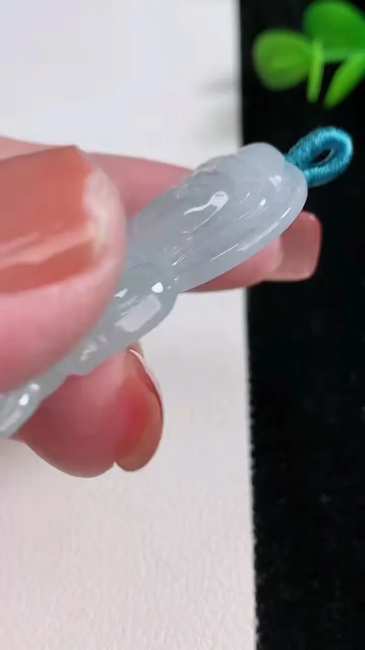 天然A货翡翠观音菩萨吊坠，尺寸51.8-38.4-5.6，重量:19.11g
12月17日