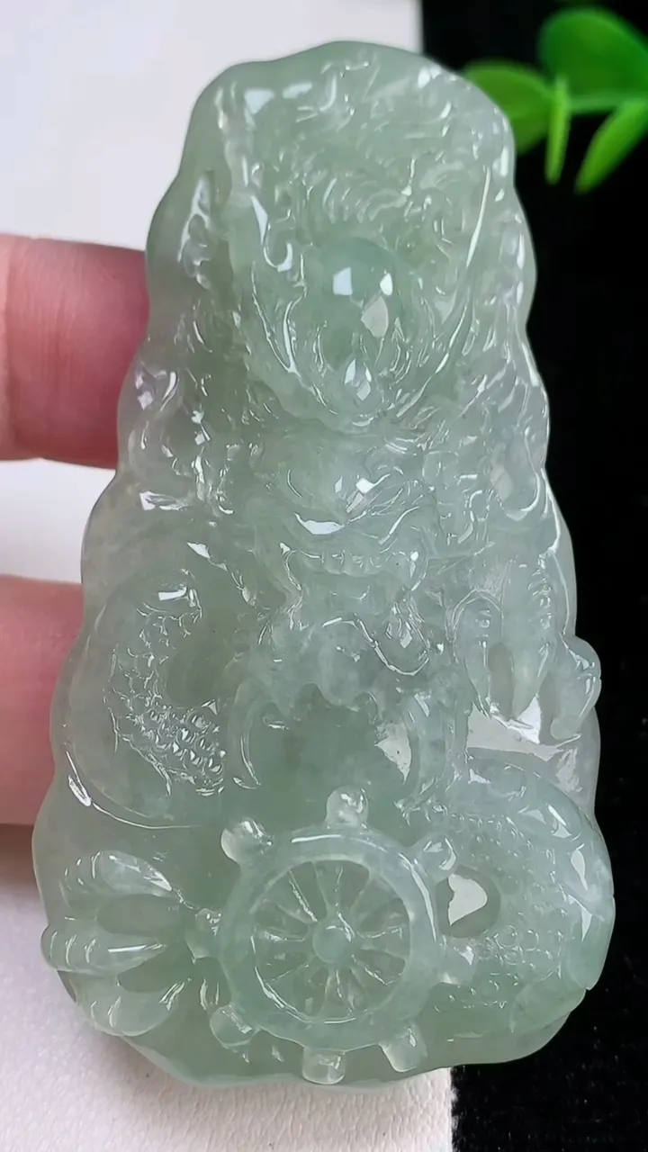 天然A货翡翠龙牌吊坠，尺寸74.3-40-11.6，重量:45.24g
12月17日