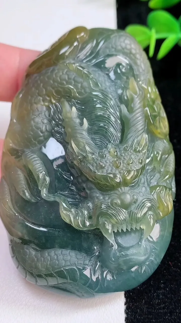 天然A货翡翠双彩龙牌吊坠，尺寸77-50-17.3，重量:105.20g
12月17日