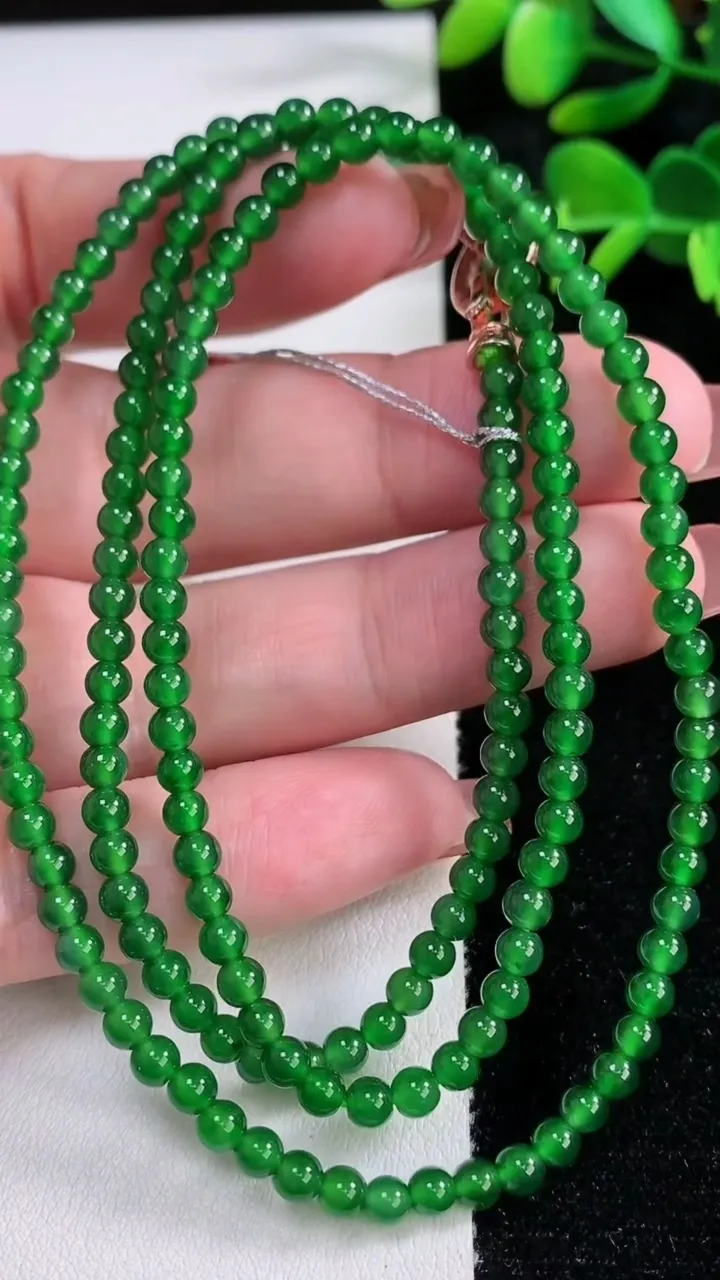 天然A货翡翠小米珠项链，尺寸3.8-120颗，重量:17.04g12月17日
工厂直销收藏佳品,种好水足，色泽均匀，有种有色，上手高大气！