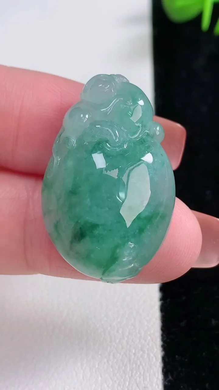 天然A货翡翠冰种飘花寿桃吊坠，尺寸31.6-20.6-9，重量:9.20g
12月17日