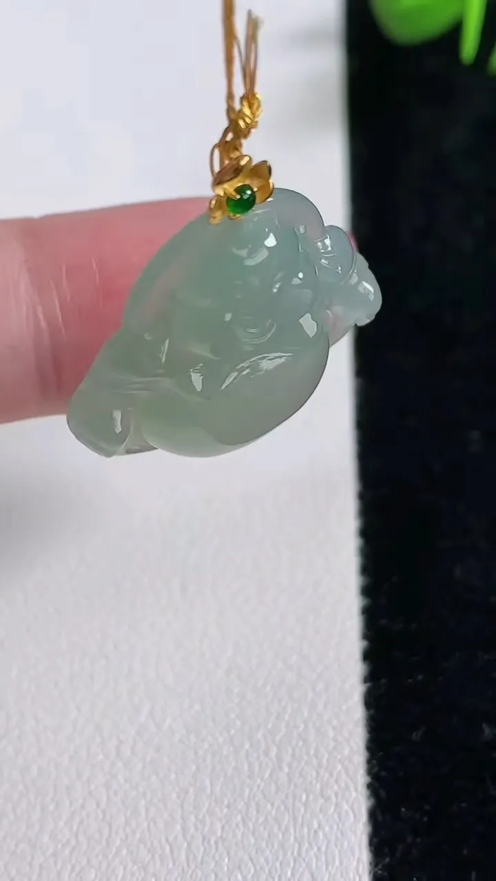 天然A货翡翠佛公吊坠，尺寸22.8-24.3-5.8，重量:4.88g
12月17日
