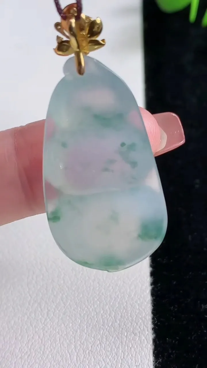 天然A货翡翠种飘花福豆吊坠，尺寸33.7-18.3-6.7，重量:6.59g
12月17日