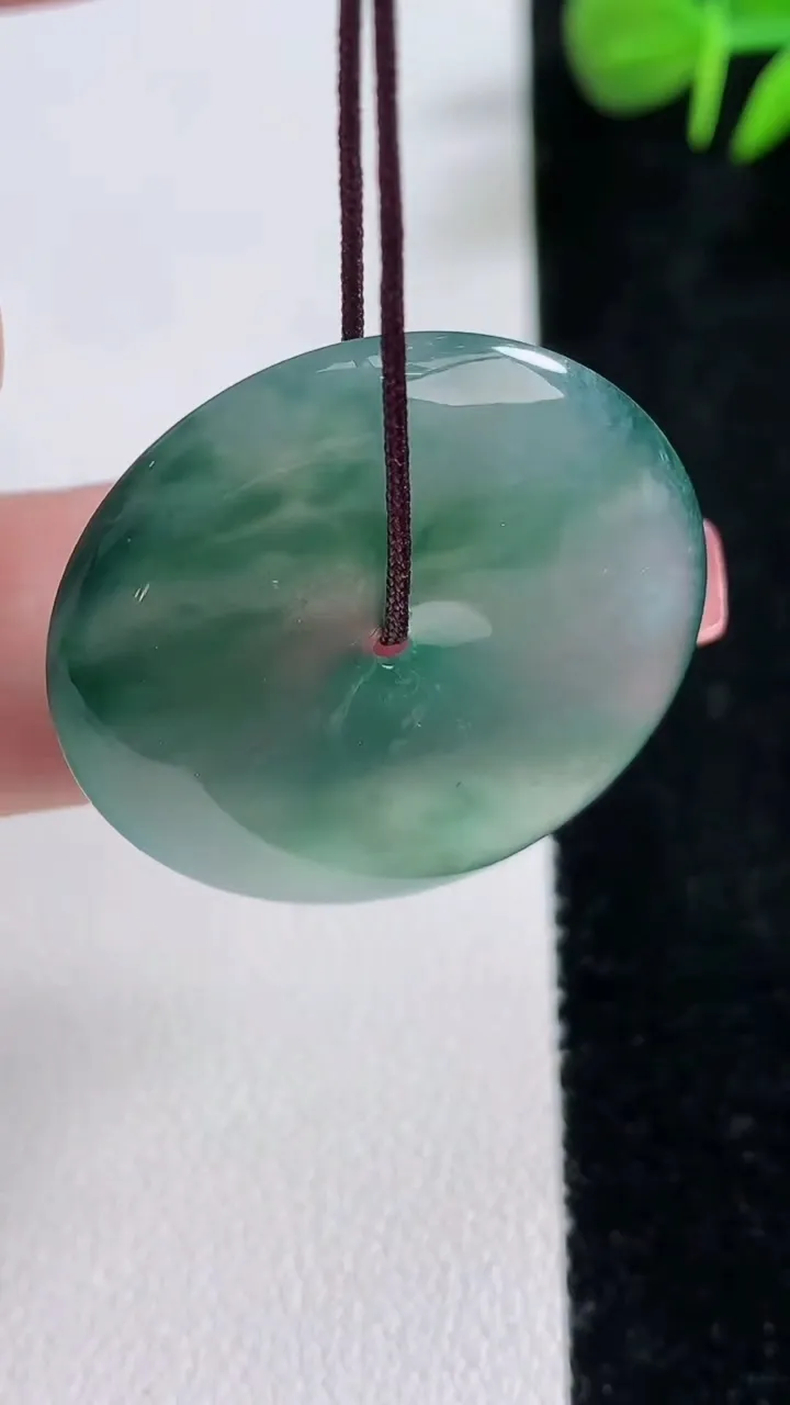 天然A货翡翠冰种飘花平安扣吊坠，尺寸29.6-5，重量:9.06g
12月17日