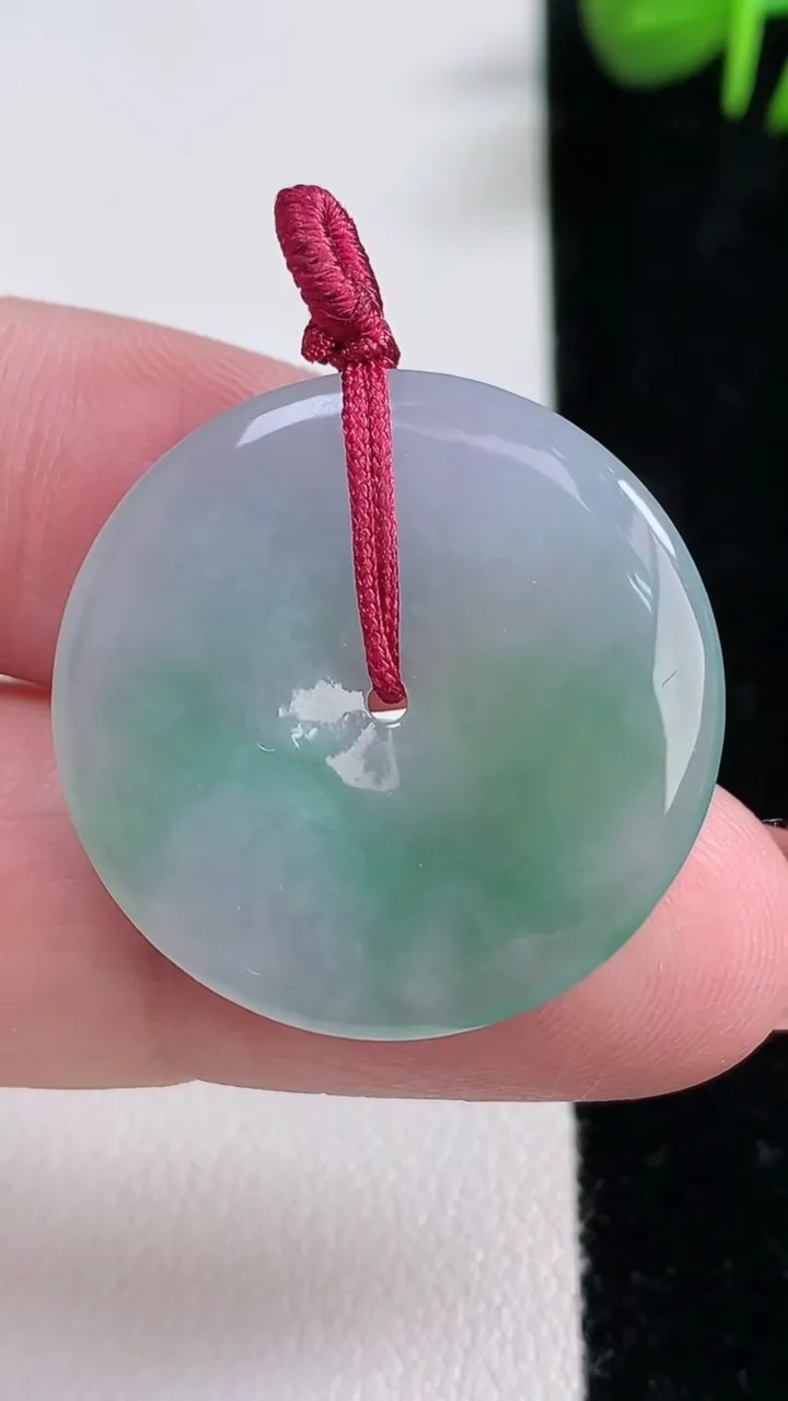 天然A货翡翠平安扣吊坠，尺寸27.5-3.5，重量:6.00g
12月17日