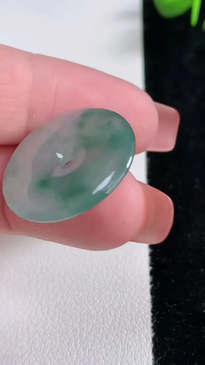 天然A货翡翠冰种飘花平安扣吊坠，尺寸23-3.4，重量:4.01g
12月17日