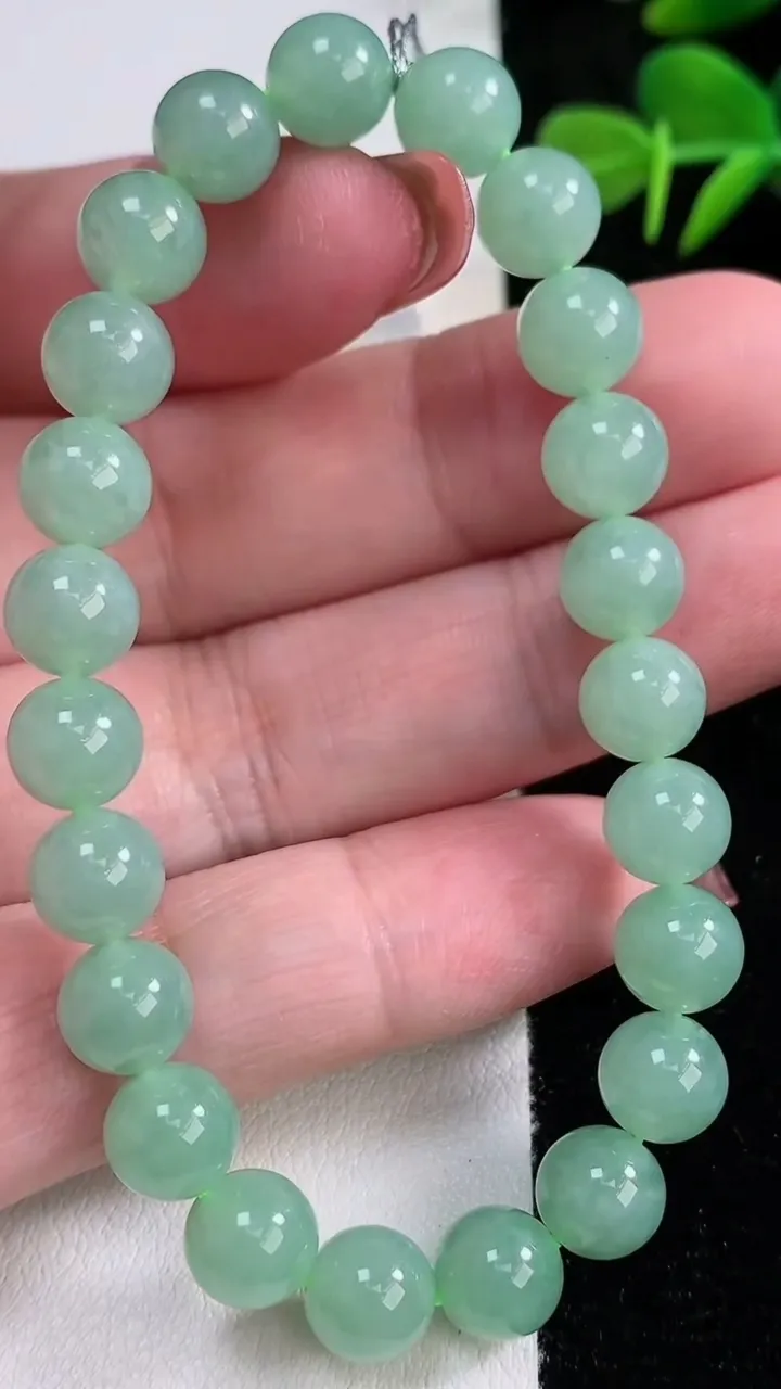 天然A货翡翠圆珠手串，尺寸7.8-23颗，重量:20.11g12月17日
工厂直销收藏佳品,种好水足，色泽均匀，有种有色，上手高大气！