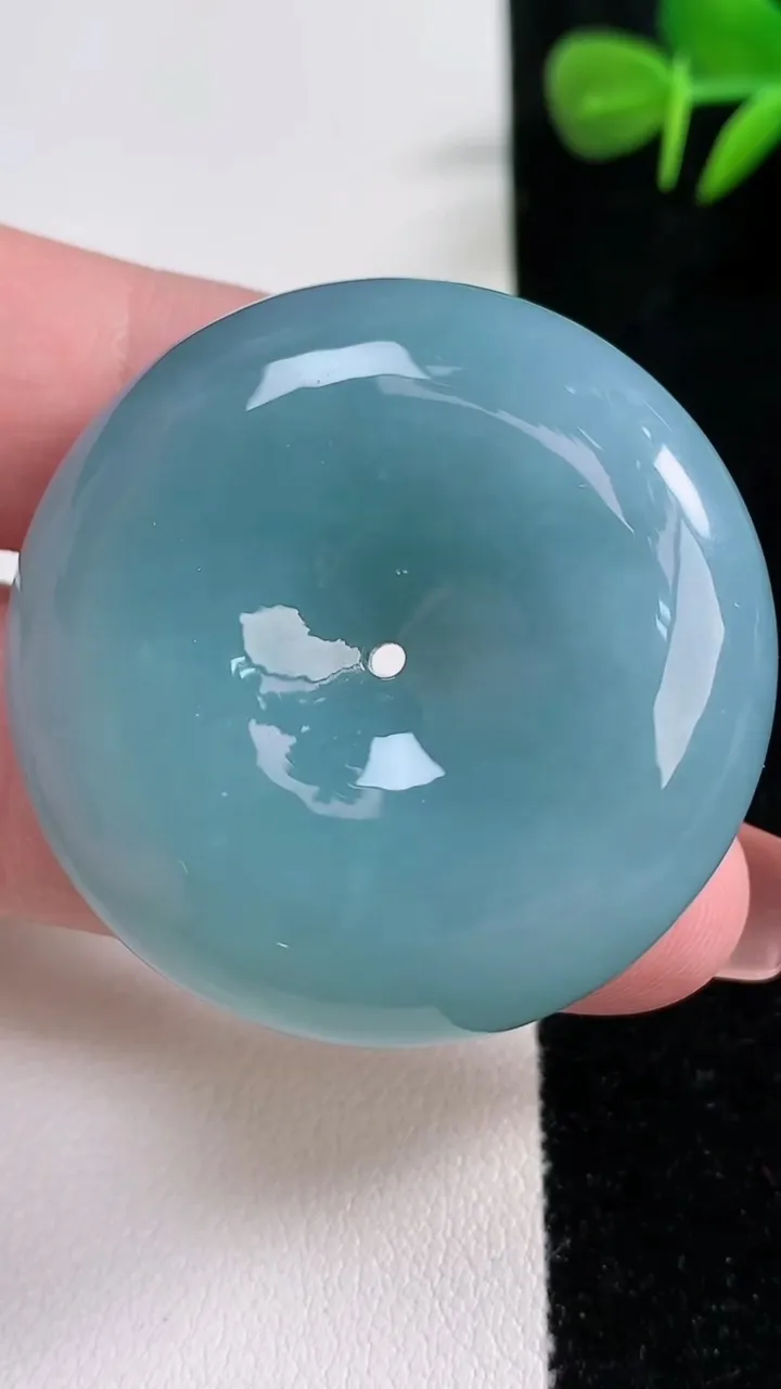 天然A货翡翠紫罗兰平安扣吊坠，尺寸39.8-12.6，重量:43.08g
12月17日