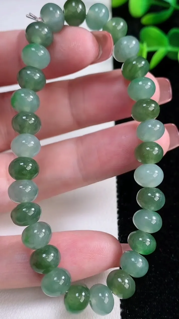 天然A货翡翠算盘珠手串，尺寸8.2-6-30颗，重量:23.45g12月17日
工厂直销收藏佳品,种好水足，色泽均匀，有种有色，上手高大气！