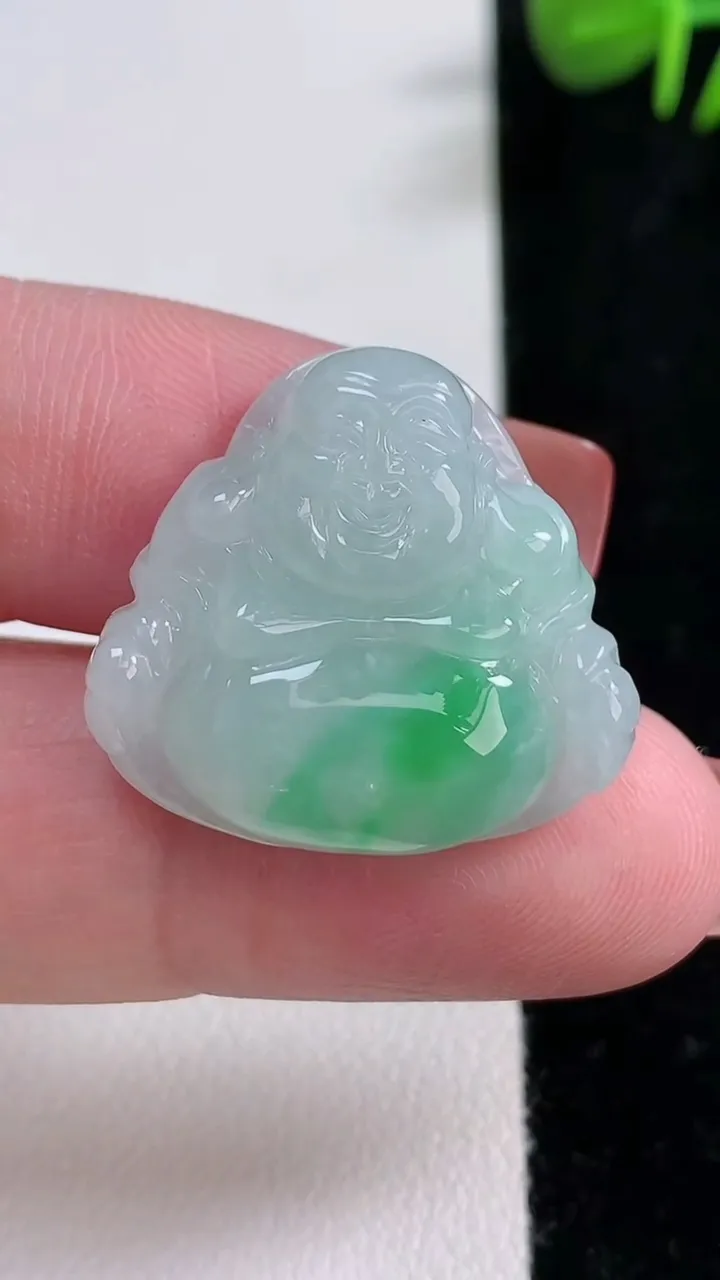 天然A货翡翠佛公吊坠，尺寸23.3-25.4-7.1，重量:7.85g
12月17日