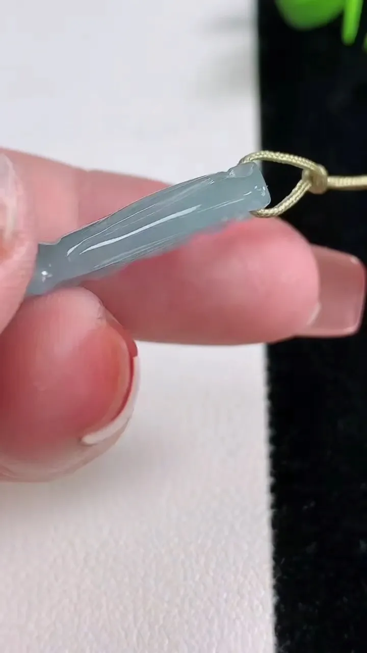 天然A货翡翠冰种飘花节节高升 竹节吊坠，尺寸38-23.2-4.2，重量:8.03g
12月17日