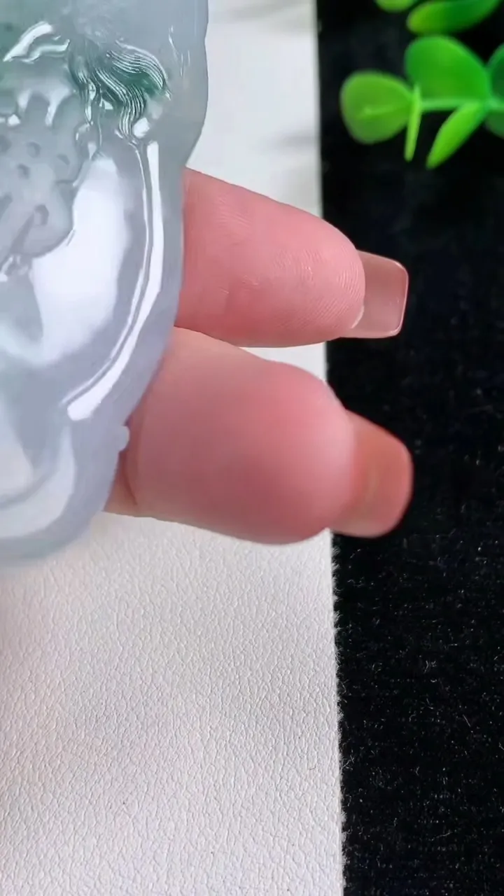 天然A货翡翠冰种飘花大日如来吊坠，尺寸72-43.4-9，重量:50.20g
12月17日