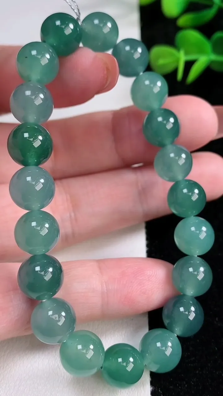 天然A货翡翠圆珠手串，尺寸9.8-20颗，重量:32.81g12月17日
工厂直销收藏佳品,种好水足，色泽均匀，有种有色，上手高大气！