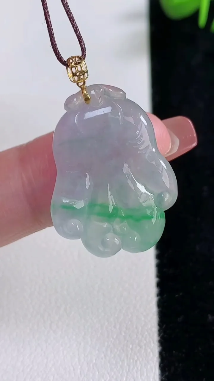 天然A货翡翠佛手瓜吊坠，尺寸26-19.4-4.3，重量:4.22g
12月17日