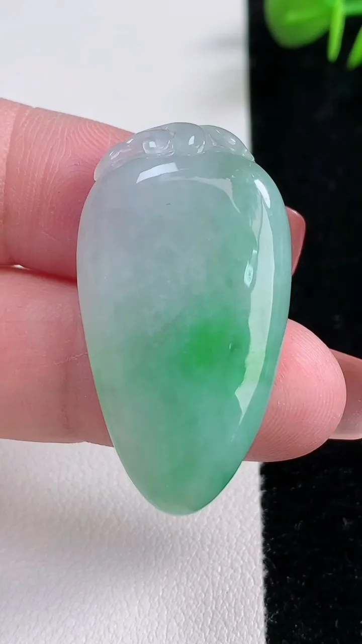 天然A货翡翠福瓜吊坠，尺寸37.7-21-6.5，重量:10.51g
12月17日