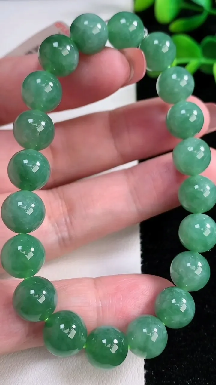 天然A货翡翠圆珠手串，尺寸10-20颗，重量:34.20g12月17日
工厂直销收藏佳品,种好水足，色泽均匀，有种有色，上手高大气！