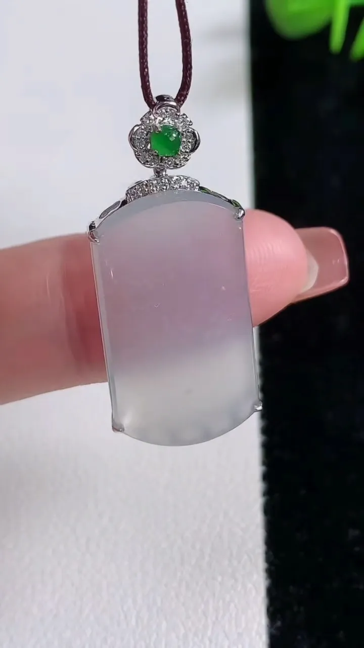 天然A货翡翠种白冰无事牌吊坠，尺寸33-24.2-14-5.3，重量:2.62g
12月17日