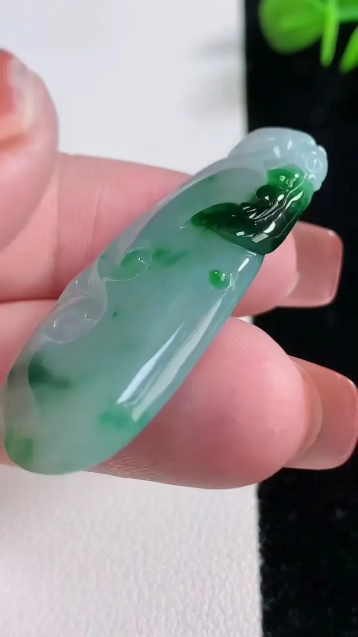 天然A货翡翠如意吊坠，尺寸42.3-19.4-4.1，重量:7.54g
12月17日