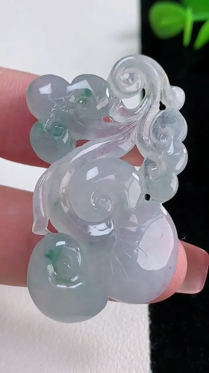 天然A货翡翠冰种飘花如意吊坠，尺寸42.2-25-4.8，重量:9.63g
12月17日