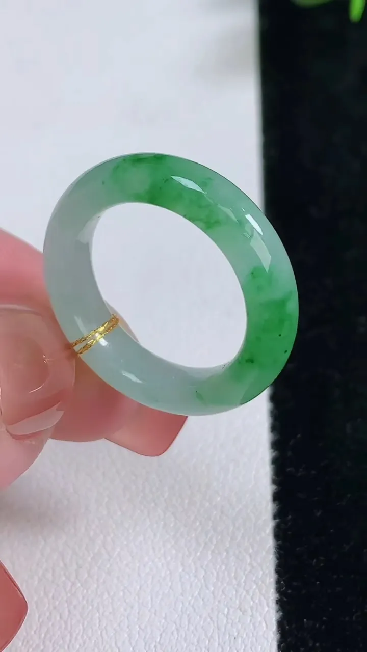 天然A货翡翠指环戒指，尺寸17.3-5.4-3.8，重量:3.89g2025年12月17日
工厂直销收藏佳品,种好水足，色泽均匀，有种有色，上手高大气！