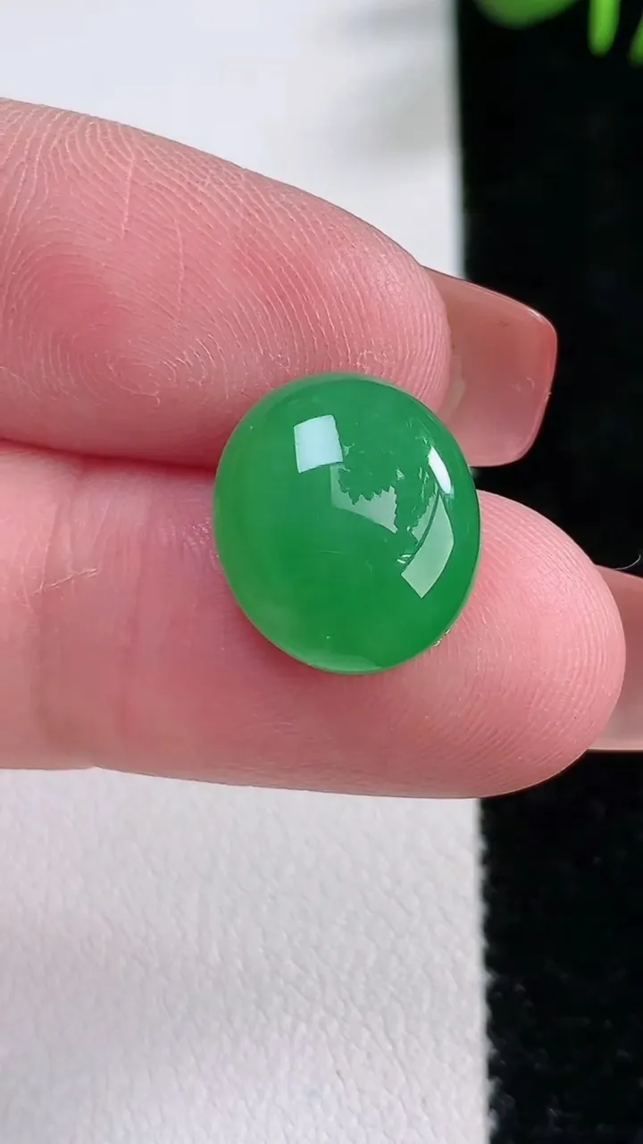 天然A货翡翠蛋面镶嵌件，尺寸14.3-12.3-5.7，重:1.80g
12月17日