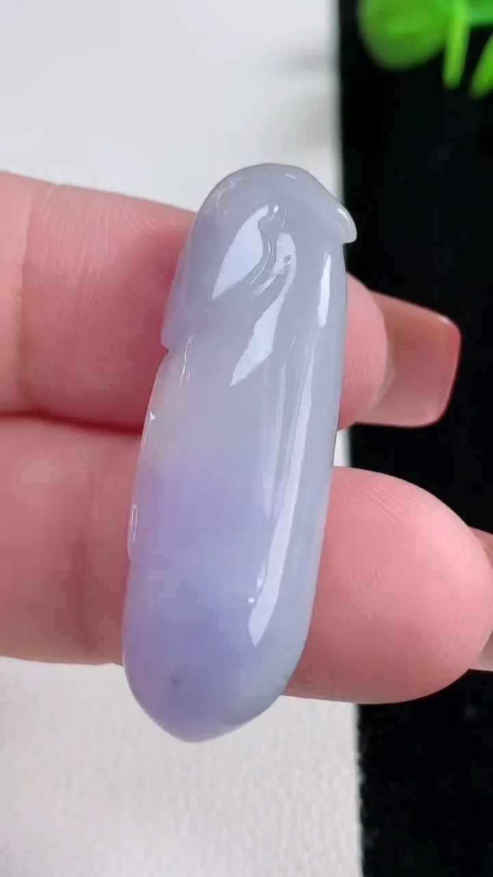 天然A货翡翠紫罗兰福瓜吊坠，尺寸38.2-12.3-8，重量:7.79g
12月17日