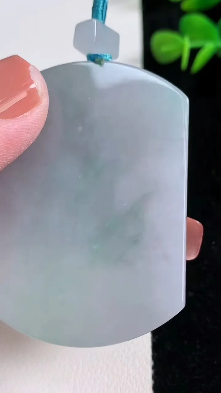 天然A货翡翠无事牌吊坠，尺寸54.4-40.3-5.4，重量:36.28g
12月17日