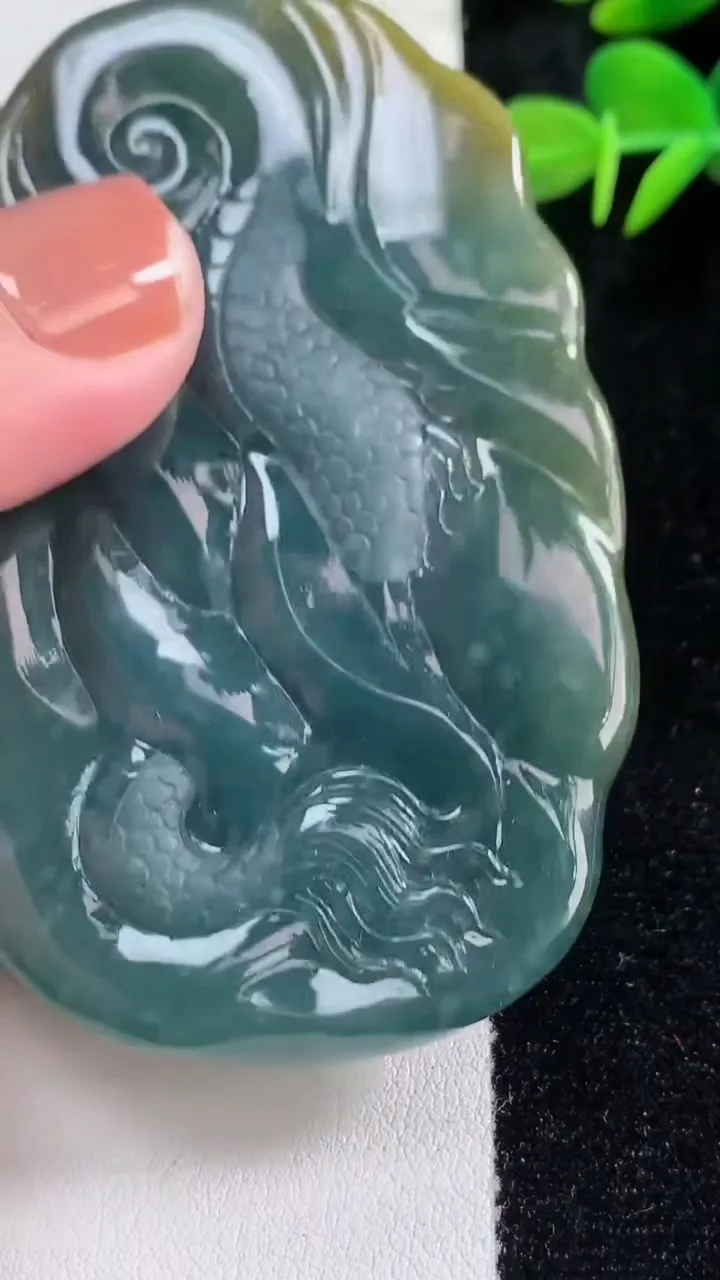 天然A货翡翠双彩龙牌吊坠，尺寸77-50-17.3，重量:105.20g
12月17日