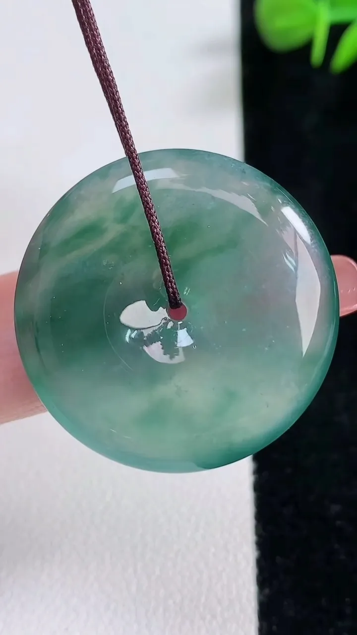 天然A货翡翠冰种飘花平安扣吊坠，尺寸29.6-5，重量:9.06g
12月17日