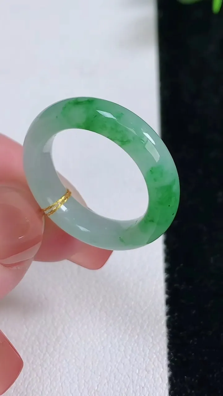 天然A货翡翠指环戒指，尺寸17.3-5.4-3.8，重量:3.89g2025年12月17日
工厂直销