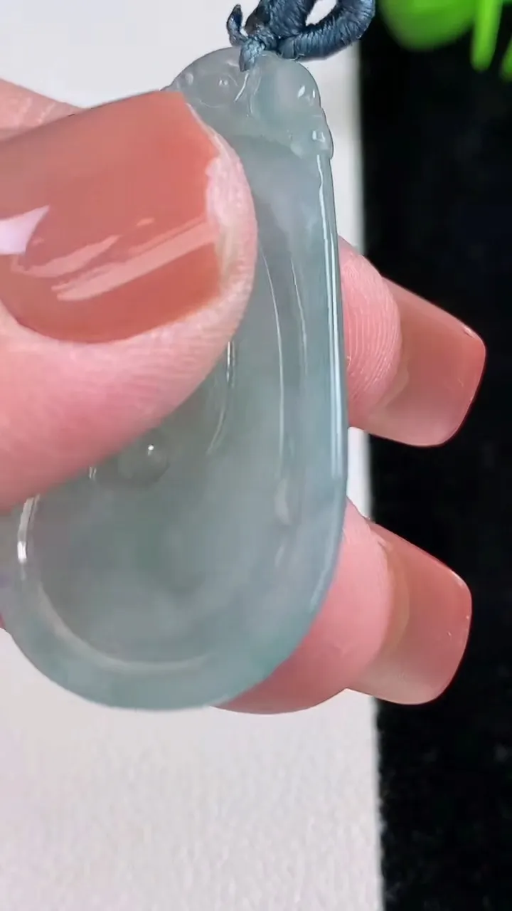 天然A货翡翠如意吊坠，尺寸39-20-4.8，重量:7.20g
12月17日