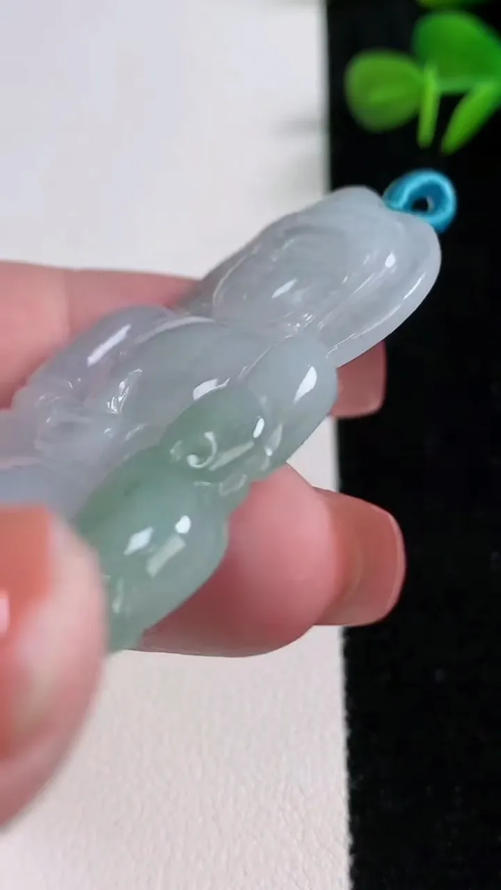 天然A货翡翠观音菩萨吊坠，尺寸52-38.7-5.7，重量:18.76g
12月17日