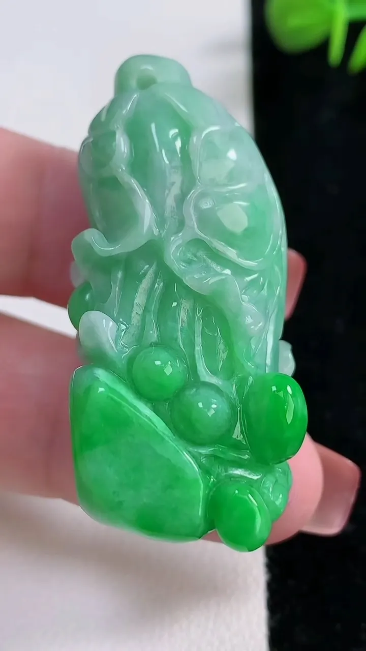 天然A货翡翠白菜吊坠，尺寸44.8-21.2-17.2，重量:30.49g
12月17日