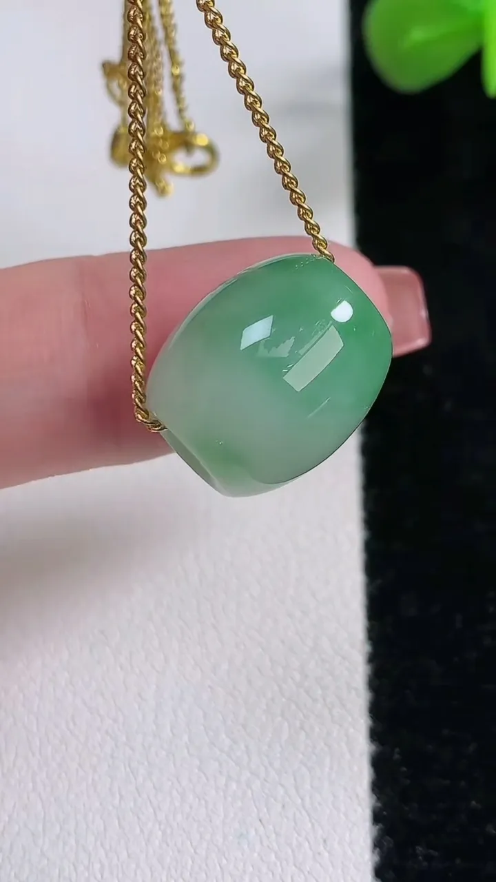 天然A货翡翠路路通吊坠，尺寸15.2-13.5，重:4.76g
12月17日