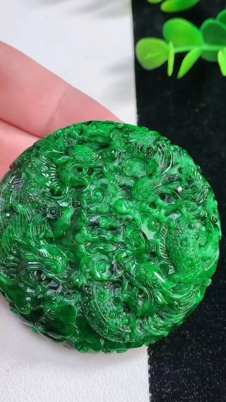 天然A货翡翠九龙至尊 龙牌吊坠，尺寸56-13，重:73.03g
12月17日