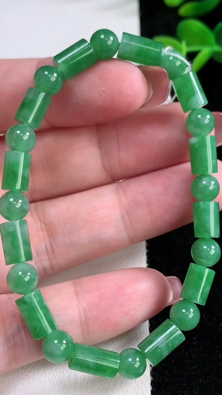 天然A货翡翠路路通手串，尺寸9.4-5.4，重量:14.53g12月17日
工厂直销收藏佳品,种好水