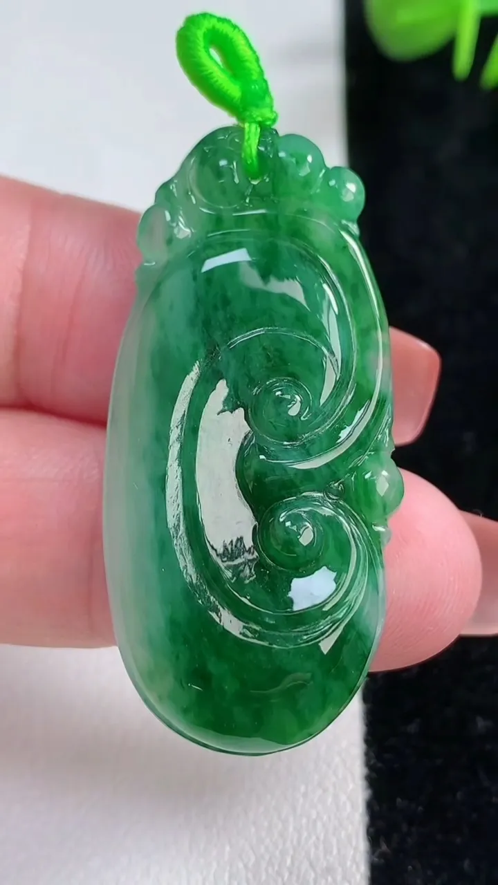 天然A货翡翠如意吊坠，尺寸42.7-21-5.9，重量:9.35g
12月17日