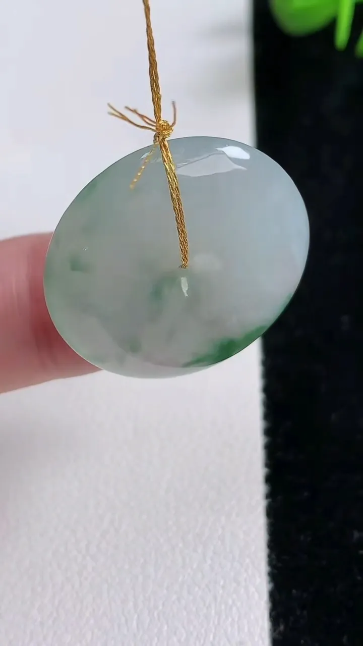 天然A货翡翠冰种飘花平安扣吊坠，尺寸25.8-5.3，重量:7.70g
12月17日