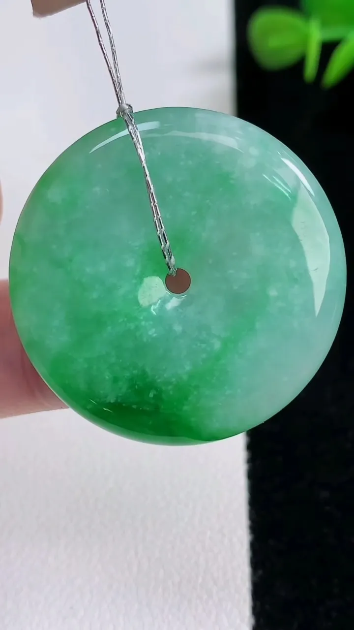 天然A货翡翠平安扣吊坠，尺寸32.2-5.2，重量:12.04g
12月17日