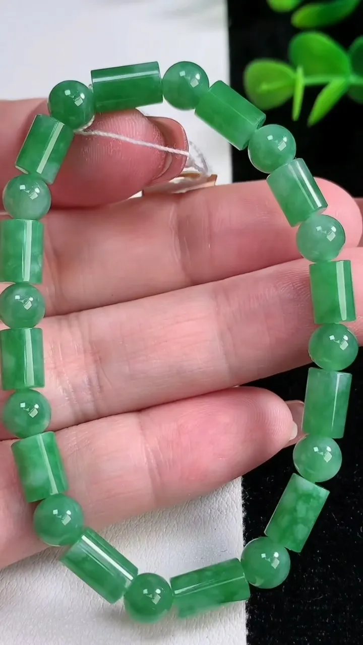 天然A货翡翠路路通手串，尺寸9.4-5.4，重量:14.53g12月17日
工厂直销收藏佳品,种好水足，色泽均匀，有种有色，上手高大气！