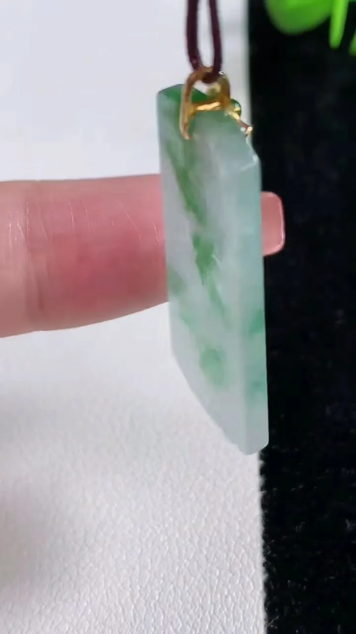 天然A货翡翠无事牌吊坠，尺寸40-15-2.6，重量:4.81g
12月17日