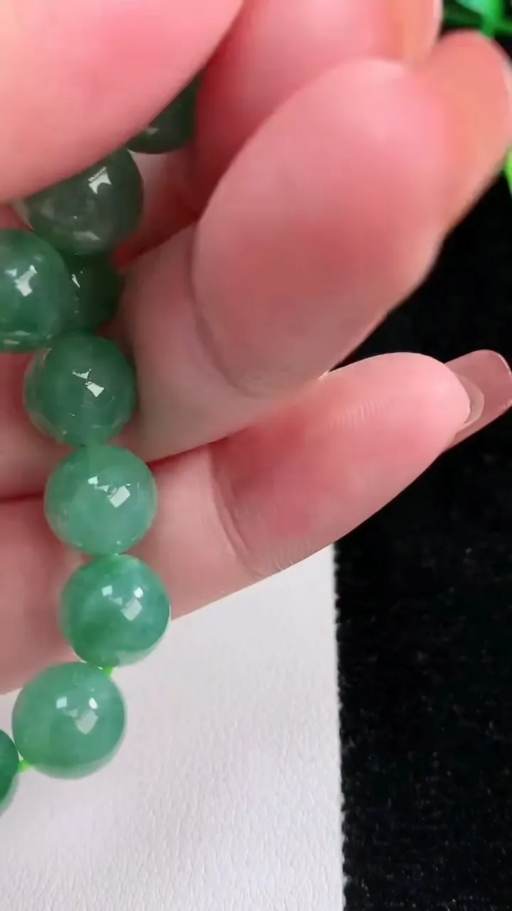 天然A货翡翠圆珠手串，尺寸10-20颗，重量:34.20g12月17日
工厂直销收藏佳品,种好水足，色泽均匀，有种有色，上手高大气！