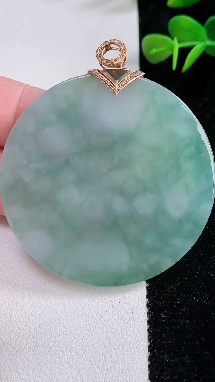 天然A货翡翠无事牌吊坠，尺寸52.5-4.2，重:31.96g
12月17日