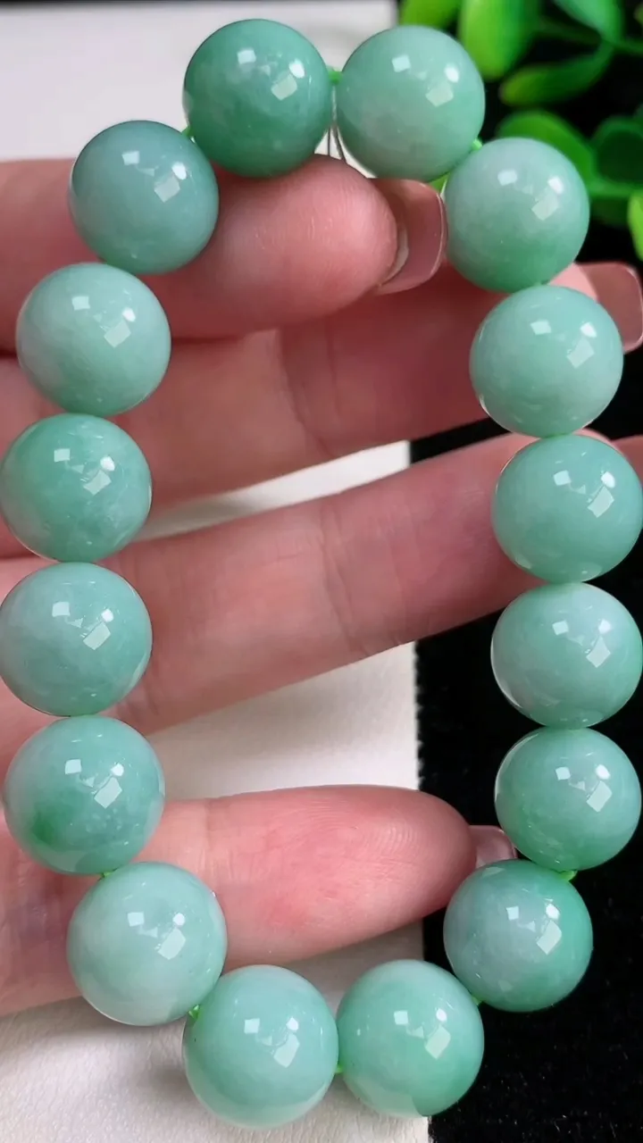 天然A货翡翠圆珠手串，尺寸12.4-16颗，重量:52.08g12月17日
工厂直销收藏佳品,种好水