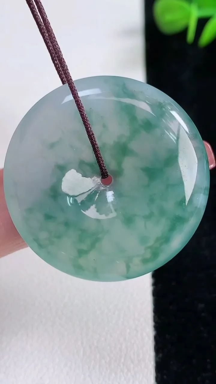 天然A货翡翠冰种飘花平安扣吊坠，尺寸32.5-5.6，重量:12.49g
12月17日