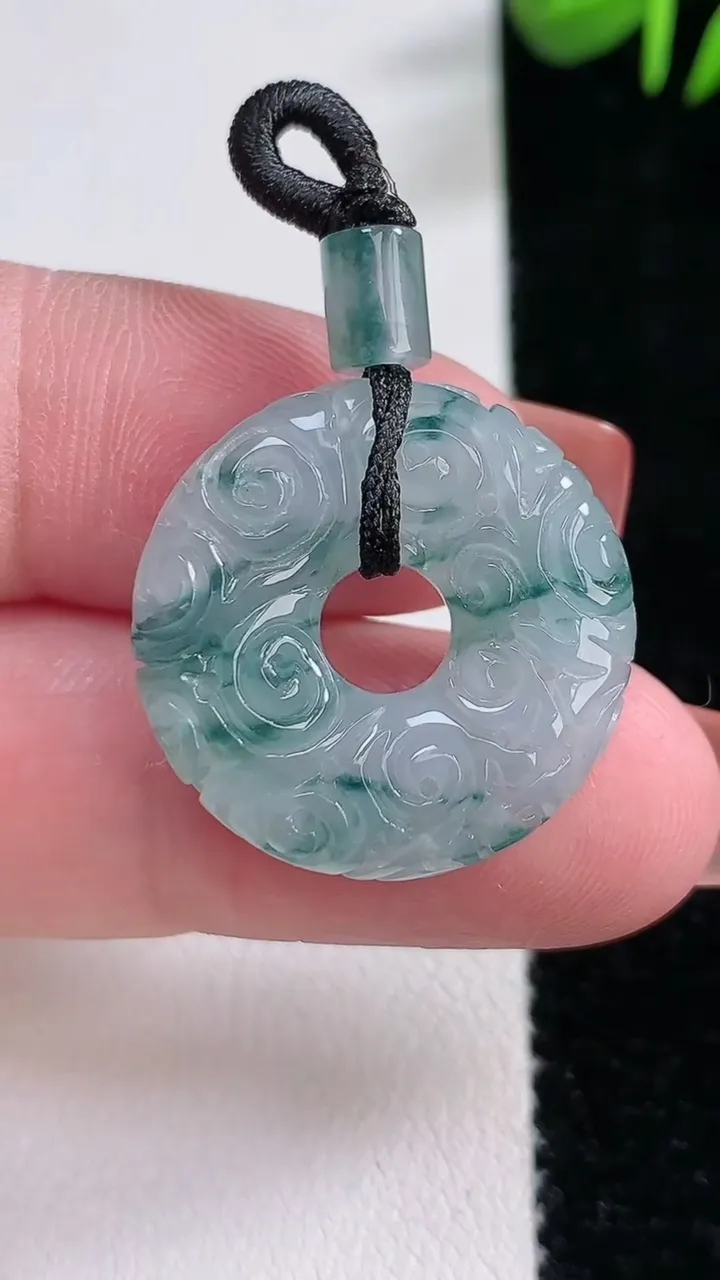 天然A货翡翠冰种飘花雕花平安扣吊坠，尺寸25.5-9，重:5.81g
12月17日