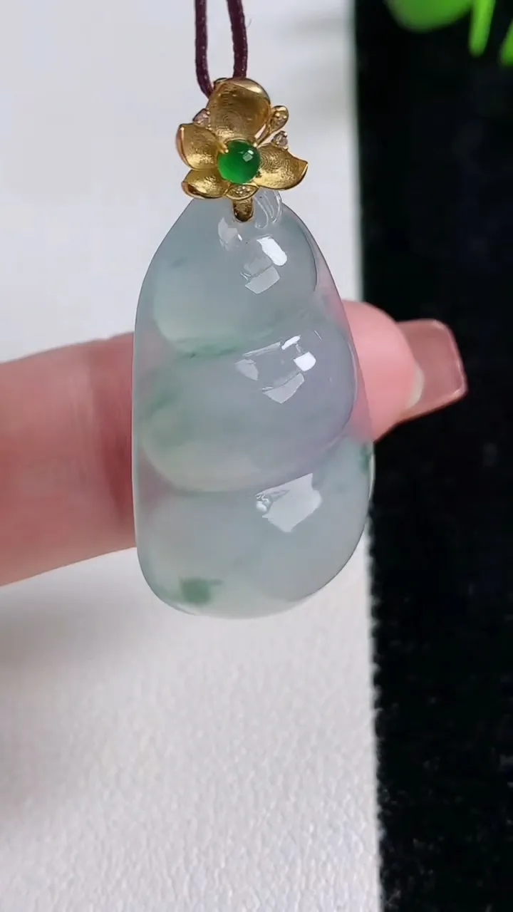 天然A货翡翠种飘花福豆吊坠，尺寸33.7-18.3-6.7，重量:6.59g
12月17日