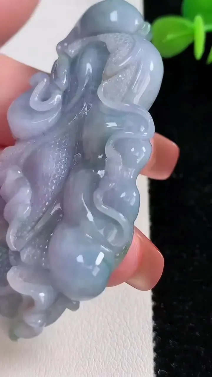 天然A货翡翠紫罗兰白菜吊坠，尺寸69-35-11.5，重:44.01g
12月17日